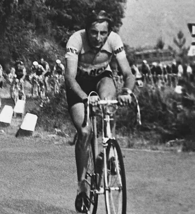 Foto storica in bianco e nero di Fausto Coppi durante il giro d'Italia nel 1953
