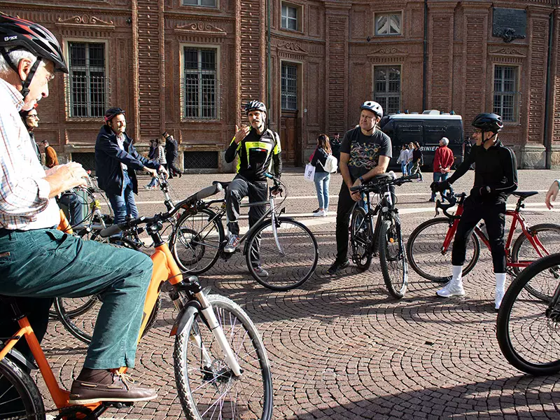 Foto di gruppo con gli amici di Boeris Bikes Torino per l'articolo i Tour Torino Boeris in una delle piazze di Torino