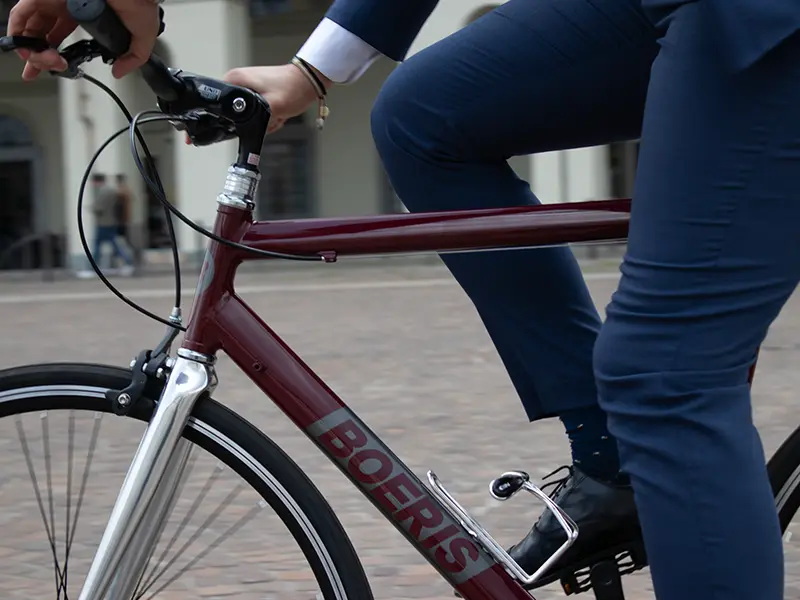 dettaglio City Bike business colo amaranto di boeris Bikes Torino guidata in una piazza di Torino